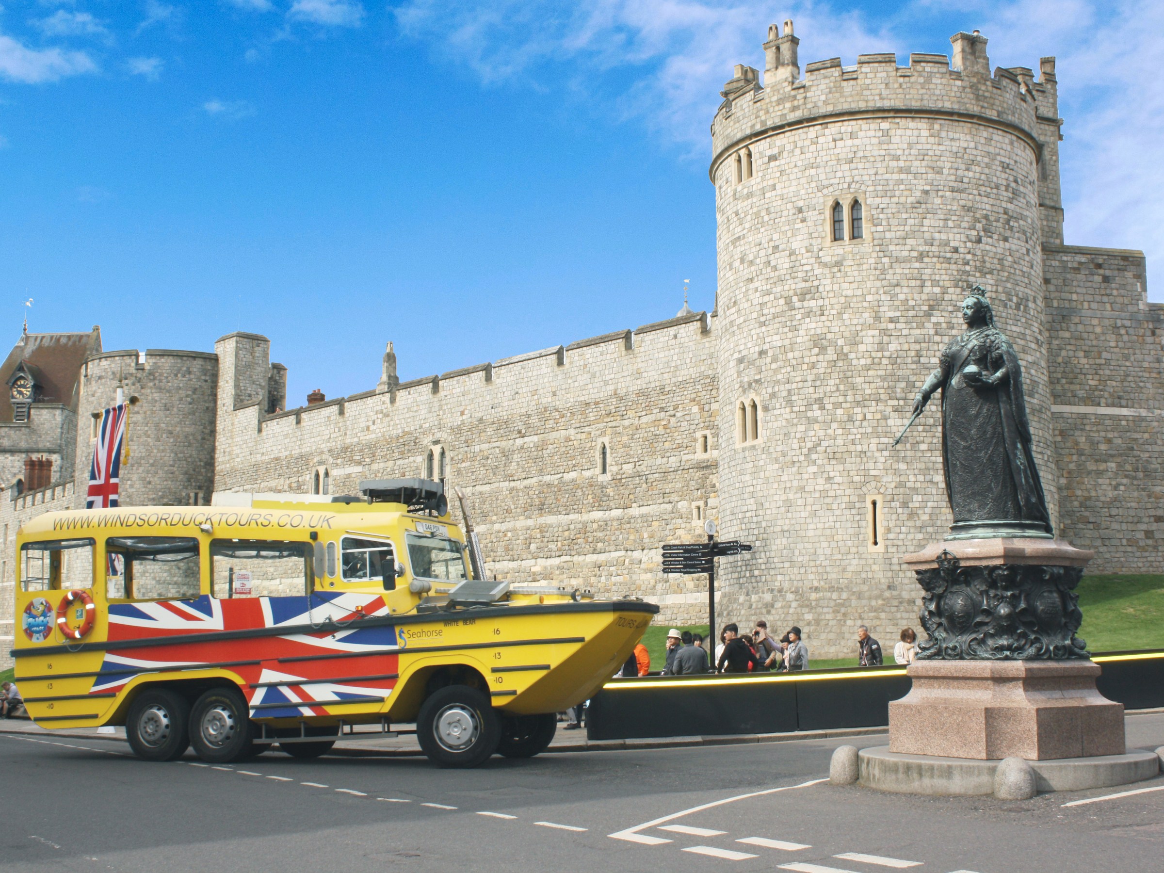 Duck bus and Queen Victoria Statue
